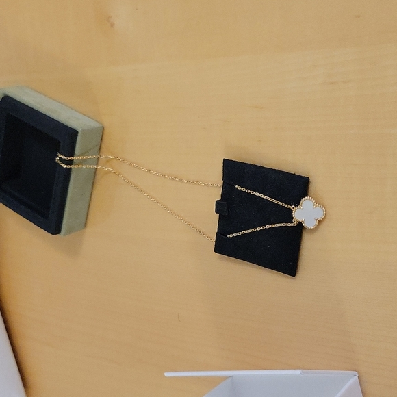 Van Cleef & Arpels Vintage Alhambra Pendant 18 - Karat Yellow Gold - Bra… - Picture 7 of 13